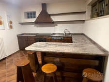 Cucina in legno massello con top in pregiato granito juparana