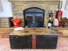 Vecchia cassapanca antica in pino, baule portaoggetti vintage in legno, scatola coperta, tavolino.