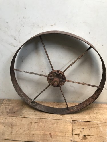 Vecchia ruota coltivatore - vecchia,