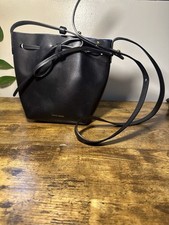 Mini borsa a secchiello Mansur Gavriel in pelle nera fiammata a tracolla