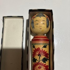 Bambola giapponese Kokeshi motivo floreale in legno fatta a mano da collezione