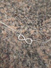 Collana con ciondolo infinito