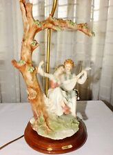 Splendida lampada da tavolo Belcari statuina italiana amanti su altalena
