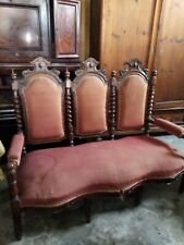 Antico divano imbottito