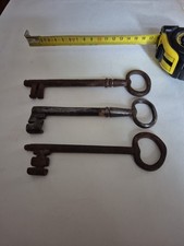 n 3 chiavi antiche in ferro  forgiate a mano  cm 14.5-16. 