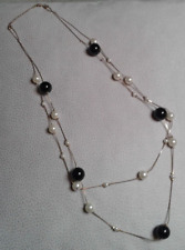 Collana Lunga con Perle Bianche e Nere