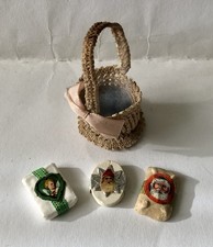 Vecchio cestino con piatti natalizi per la casa delle bambole