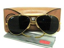 Occhiali da sole e custodia