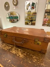 Valigia in pelle marrone chiara con etichette-Hotel anni’30