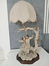 Antica Lampada da Tavolo in Resina con Statua Innamorati su Altalena Vintage