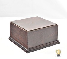 Holzsockel auf Kunstoffbasis