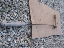 Decespugliatore vintage primitivo arrugginito fattoria giardino strumento manuale spazzola erbacce mietitore