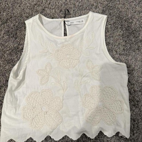 Top smanicato bianco ricamato