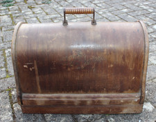 Antico coperchio e base per