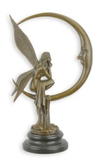 Una scultura in bronzo della