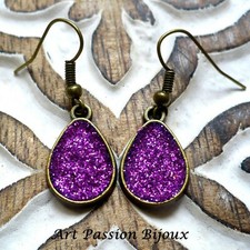 Piccoli orecchini a goccia con glitter fucsia, fatti a mano, color bronzo