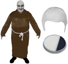 ABITO MARRONE, BERRETTO CALVO