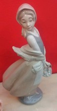 NAO Lladrò Ragazza Con Cesto Porcellana Spagnola  