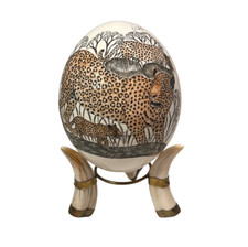 Uovo di struzzo inciso firmato Dumi Khumalo arte leopardo africano famiglia corno e ottone
