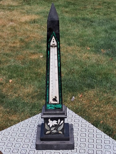 Antico barometro obelisco