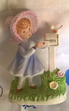 CERAMICA CAPODIMONTE N CORONA STATUINA RAGAZZA CHE IMBUCA UNA LETTERA