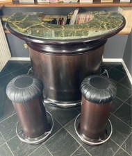 Bancone bar a mezzaluna in legno con ripiano in marmo verde