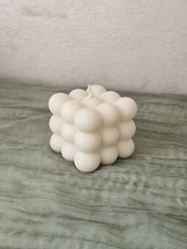 Candela Artigianale in Cera Naturale – Forma Quadrata con Sfere Rotonde