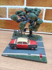 Sezione stradale con mucca e albero per auto in scala 1:43 Diorama