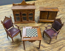 Vintage casa delle bambole mini BESPAQ tavolo e sedie da scacchi, buffet, cassapanca