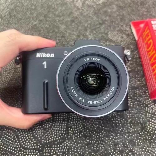 Nikon con obiettivo 10 - v1, 10-30