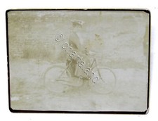 Fotografia d'epoca albumina - Donna ritratta in bicicletta - 1900 ca.