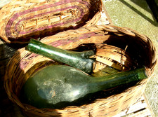 ANTICO CESTINO DA PESCA, CON 2 FIASCHI. FINE '800