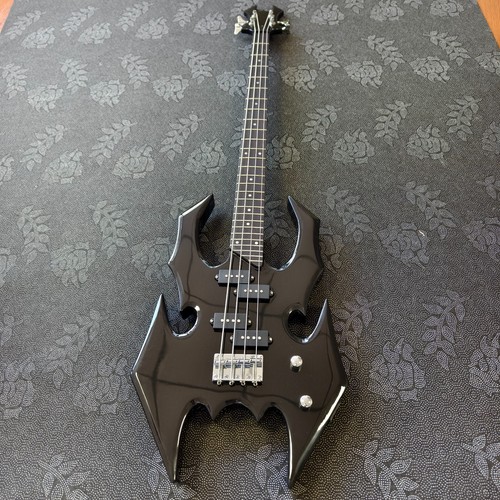 Chitarra basso metallo nero