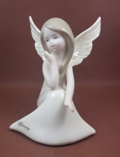 Harmony angelo porcellana stilizzato seduto con vestito bianco  h cm 11 x 11