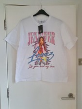 T-shirt J-Lo x Bershka rara se