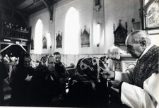 Foto vintage Ucraina, Comunione in chiesa cattolica, 1987, Stampa 24x16 cm