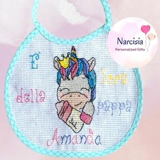Bavaglino personalizzato con unicorno ricamato a punto croce. Idea regalo 