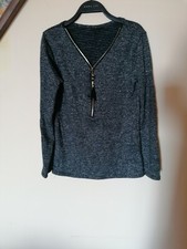 Maglietta con scollo a V e cerniera, stile rigato, nero ed argentato. Misura M,