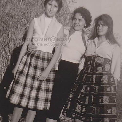 Tre giovani donne - , in