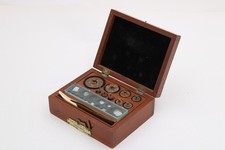In vendita un bellissimo set di pesate da laboratorio storico-antiche