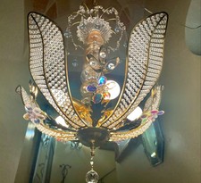 grande lampadario a fiore a rete di cristallini e Murano con struttura placcata