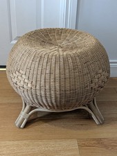 Sgabello vintage in vimini intrecciato rattan pouf gambe bambù, poggiapiedi boho tiki