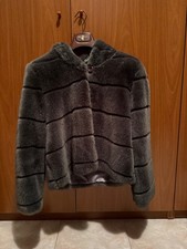 Pelliccia sintetica color ghiaccio con cappuccio e chiusura con bottone