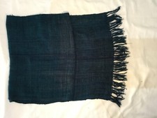 Sciarpa in seta grezza naturale, prodotto artigianale realizzato e tinto a mano.