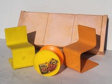 No tin toy/plastic 1970 BARBIE  HOUSE FORNITURES: LIVING ROOM TABLE+2 CHAIRS+BED