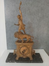 Antico Orologio con Statua in Bronzo Color Oro Francese e Marmo 60 Cm Vintage