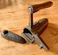 ANTICO FERRO DA STIRO  CON ANIMA IN GHISA