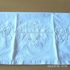 ANTICO ASCIUGAMANO DELLA BISNONNA IN  COTONE  RICAMATA A MANO A MOTIVI FLOREALI.