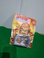 Nuovo con fascicolo statuetta