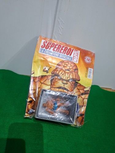 Nuovo con fascicolo statuetta